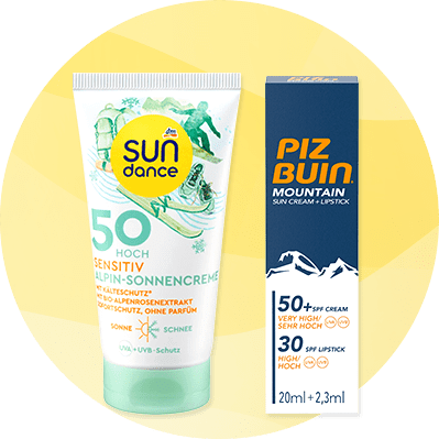 Zwei Sonnenschutzprodukte vor gelbem Kreis: links eine weiße Tube „Sundance“ Sensitive LSF 50 mit grünem Verschluss und Berg-Illustration, rechts eine dunkelblaue Piz Buin Mountain Packung mit Text „50+ SPF CREAM“ und „30 SPF LIPSTICK“, Angaben 20 ml + 2,3 ml