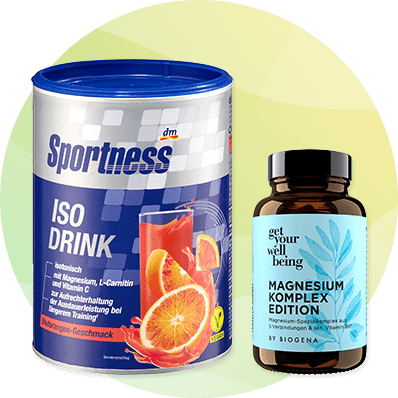 Zwei Nahrungsergänzungsmittel nebeneinander: links ein weiß-blaues Dose mit Aufschrift „Sportness ISO DRINK“ und Orangenabbildung, rechts eine braune Tablettenflasche mit hellblauem Etikett und Schrift „MAGNESIUM KOMPLEX EDITION“