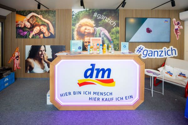 dm Messestand mit Fotos von Menschen und #ganzich