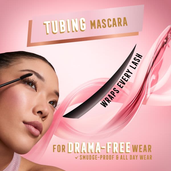 Mascara-Werbung mit Text Wraps Every Lash und rosa Hintergrund