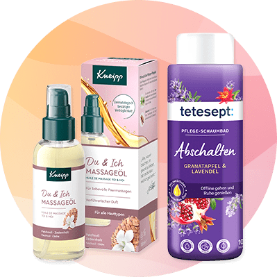 Zwei Flaschen Massageöl der Marke Kneipp mit grünem Pumpaufsatz und Packung daneben sowie eine lila tetesept Pflege-Schaumbad-Flasche mit der Aufschrift „Abschalten Granatapfel & Lavendel“, mit Abbildungen von Granatapfel und Lavendel auf hellem, pastellfarbenem Hintergrund