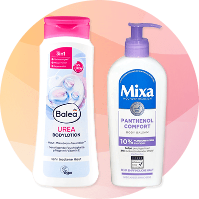 Zwei Körperpflegeflaschen nebeneinander: links eine weiße Balea Urea Bodylotion mit pinkem Deckel und Aufdruck „3in1“, „Balea“, „UREA BODYLOTION“ sowie 5% UREA, rechts eine weiße Mixa Panthenol Comfort Body Balsam mit lila Pumpkopf, blauem Mixa-Logo und Aufschrift „Panthenol Comfort“, „10% pflanzliche Lipide“