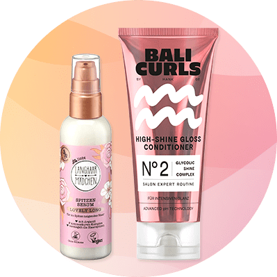 zwei Haarpflegeprodukte nebeneinander: links eine weiße Pumpspray-Flasche mit rosafarbenem Etikett „Langhaarmädchen Leave-In Sprühkonditioner LOVELY“ mit Blumenmotiv, rechts eine roségoldene Tube „BALI CURLS High-Shine Gloss Conditioner Nº2 Glycolic Shine Complex“