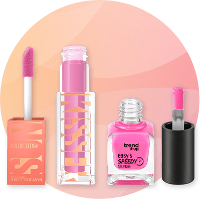 Vier Kosmetikprodukte nebeneinander: links ein peachfarbener Lipgloss-Applikator mit rosa Schaumstoffspitze und dazugehöriger eckiger Flasche mit Aufschrift „MAYBELLINE“; daneben ein durchsichtiger Lipgloss mit rosa Flüssigkeit und großem goldenen Schriftzug „KISS“; rechts ein offener Flakon pinker Nagellack mit schwarzem Schraubdeckel und Pinsel, Etikett „trend it up easy & SPEEDY nail polish“