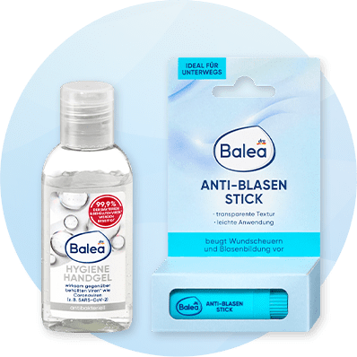 Zwei Balea-Produkte nebeneinander: links eine kleine klare Handgel-Flasche mit Aufschrift „Balea Hygiene Handgel“ und rotem Sticker „99,9 %“, rechts ein hellblaues Faltschachtel-Pack mit Aufschrift „Balea Anti-Blasen Stick“ und sichtbar steckendem blauer Stick ohne Punkt