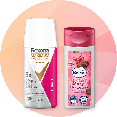 Zwei Pflegeprodukte nebeneinander: links ein weißer Rexona Maximum Protection Aerosol-Deo mit pinkem Akzent und Aufschrift „3x Schutz“; rechts eine pink-weiße Balea Elegant Cherry Cremedusche mit Kirschen- und Schokoladenmotiv und Aufschrift „duftet nach Kirsche und Schokolade“
