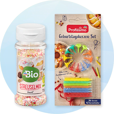 Geburtstagskerzen-Set und Bio-Streusel im Vordergrund