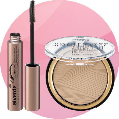 Make-up-Produkte: Mascara und Puder auf rosa Hintergrund