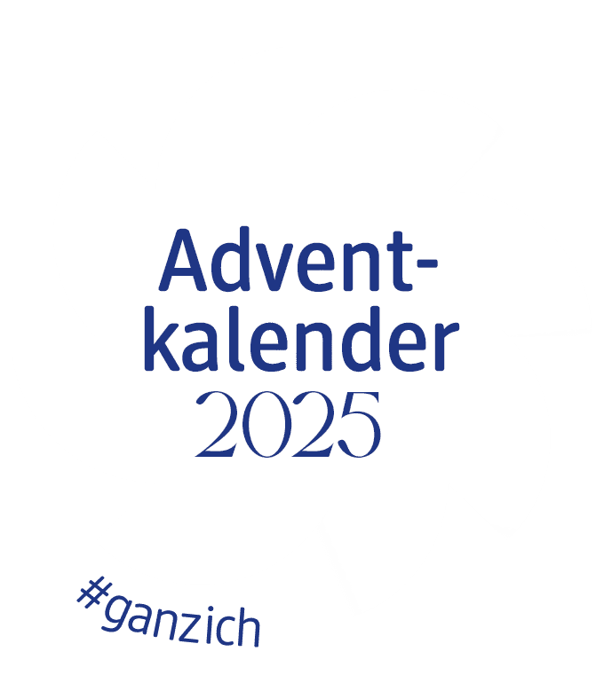"Adventskalender 2025" Schriftzug auf weißem Hintergrund und dazu der Text "#ganzich"