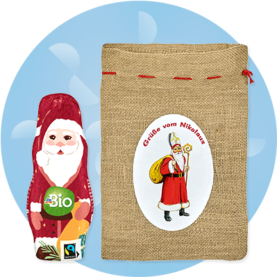 Ein roter Schokoladen-Nikolaus mit Bio-Logo neben einem Jutesack mit der Aufschrift „Grüße vom Nikolaus“ und einem Nikolaus-Bild
