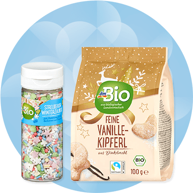 Eine Packung dmBio Feine Vanillekipferl und eine Flasche dmBio Streudekor Winterzauber