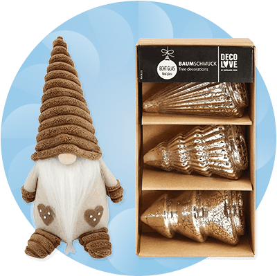 Ein Plüschwichtel mit brauner Mütze und Herzmustern neben einer Verpackung mit drei goldenen Baumornamenten von Deco Live