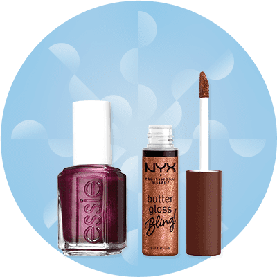 Eine dunkelrote Nagellackflasche von Essie neben einem offenen NYX Butter Gloss in Kupfer mit Applikator