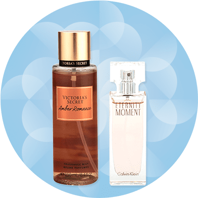 Zwei Parfümflaschen vor blauem Hintergrund, links Victoria's Secret Amber Romance, rechts Eternity Moment