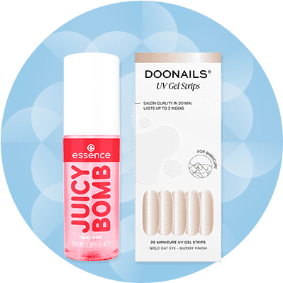 Eine rote Flasche mit der Aufschrift „essence JUICY BOMB body mist“ neben einer Verpackung „DOONAILS UV Gel Strips“ mit Abbildungen von Nagelstreifen.