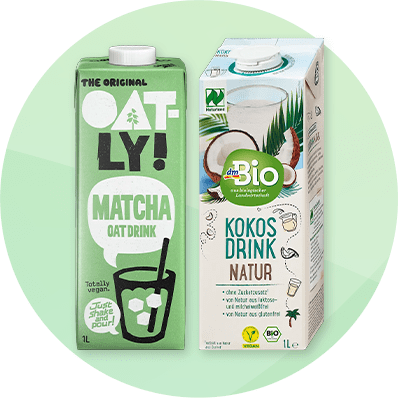 Zwei Getränkekartons: links Oatly Matcha Haferdrink in grün mit schwarzem Text, rechts dmBio Kokosdrink Natur in weiß mit Kokosnuss-Illustration