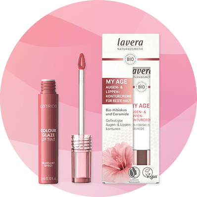 Links ein rosafarbener Lip Tint von Catrice mit Applikator, rechts eine Lavera Augen- und Lippenkonturencreme mit Verpackung und Hibiskusblüte.