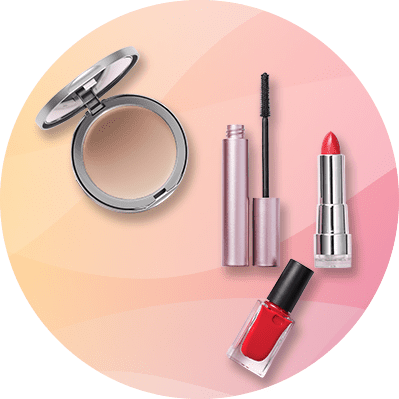 Ein runder Puder, eine rosa Mascara, ein roter Lippenstift und ein roter Nagellack auf einem pastellfarbenen Hintergrund