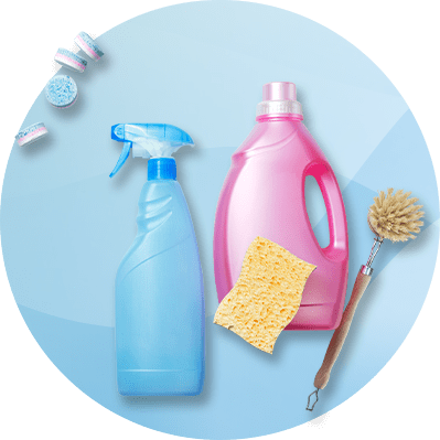 Eine blaue Sprühflasche, eine pinke Waschmittelflasche, ein gelber Schwamm, eine Bürste mit Holzgriff und drei Spülmaschinentabs auf blauem Hintergrund