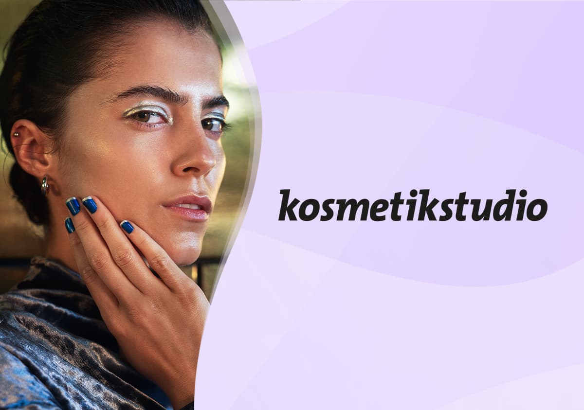 Der Text „kosmetikstudio“ steht auf einem hellvioletten Hintergrund. Eine Person trägt ein blaues Kleidungsstück und hat ein Ohrpiercing.