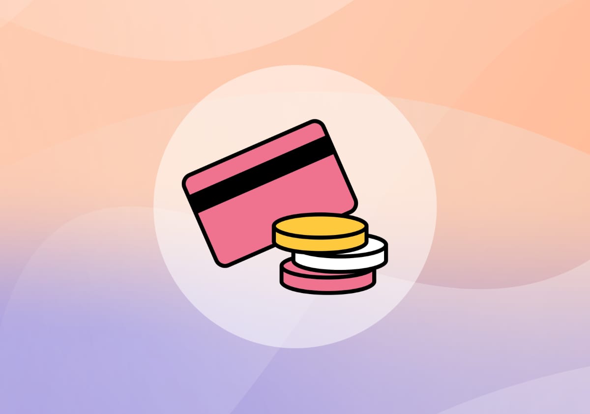 Illustration einer rosa Kreditkarte neben drei gestapelten Münzen in Gelb, Weiß und Rosa auf einem pastellfarbenen Hintergrund