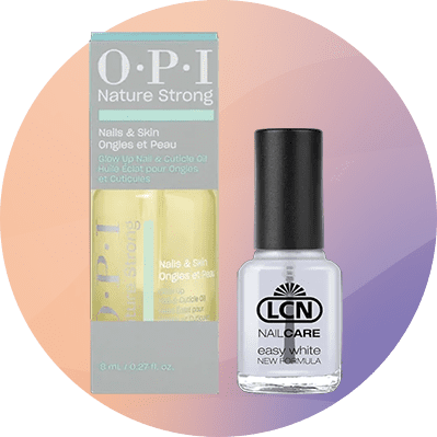 Eine Verpackung von OPI Nature Strong Nagel- und Hautöl neben einer LCN Nagelpflegeflasche mit der Aufschrift „easy white“.