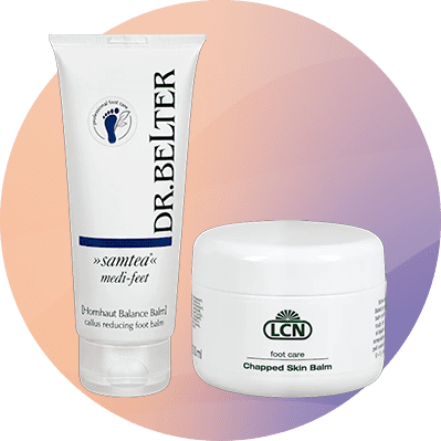 Eine Tube Dr. Belter Hornhaut Balance Balsam und ein LCN Chapped Skin Balm Tiegel vor einem pastellfarbenen Hintergrund