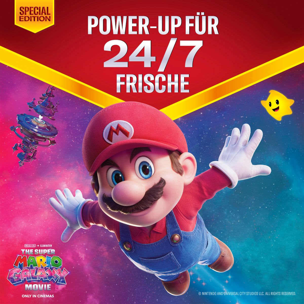Roter Mützencharakter mit blauem Overall und weißen Handschuhen, im Sprung vor einem galaktischen Hintergrund mit gelbem Stern und der Aufschrift „24/7 FRISCHE“