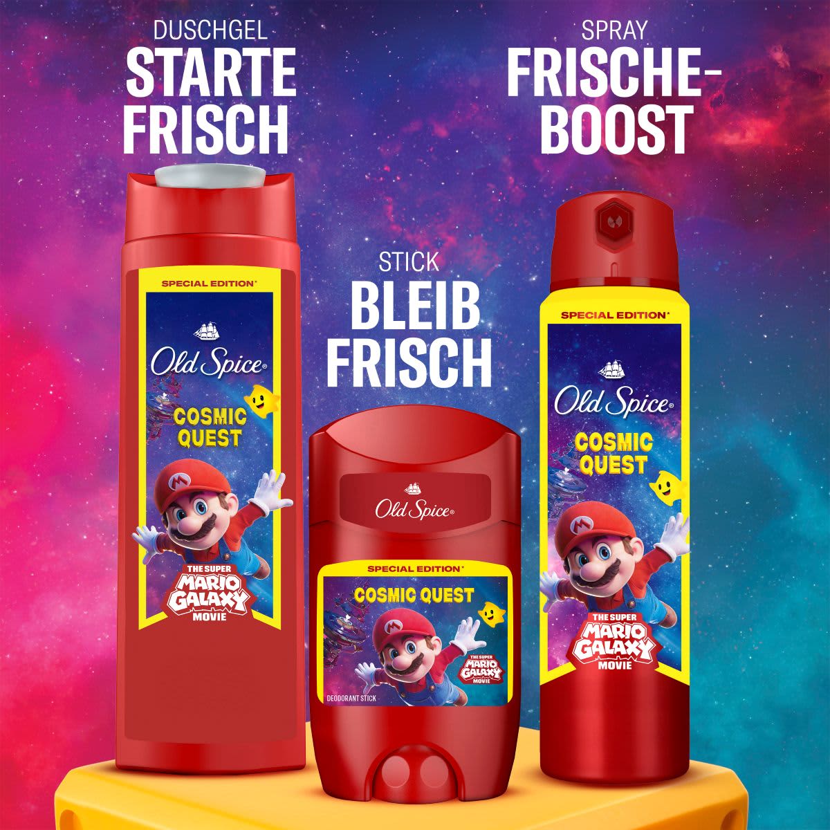 Drei Old Spice Cosmic Quest Deodorant- und Duschprodukte mit Super Mario Galaxy-Grafik vor violett-blauem Sternenhintergrund, auf den Etiketten Mario und Schriftzug „COSMIC QUEST“ und „The Super Mario Galaxy Movie“
