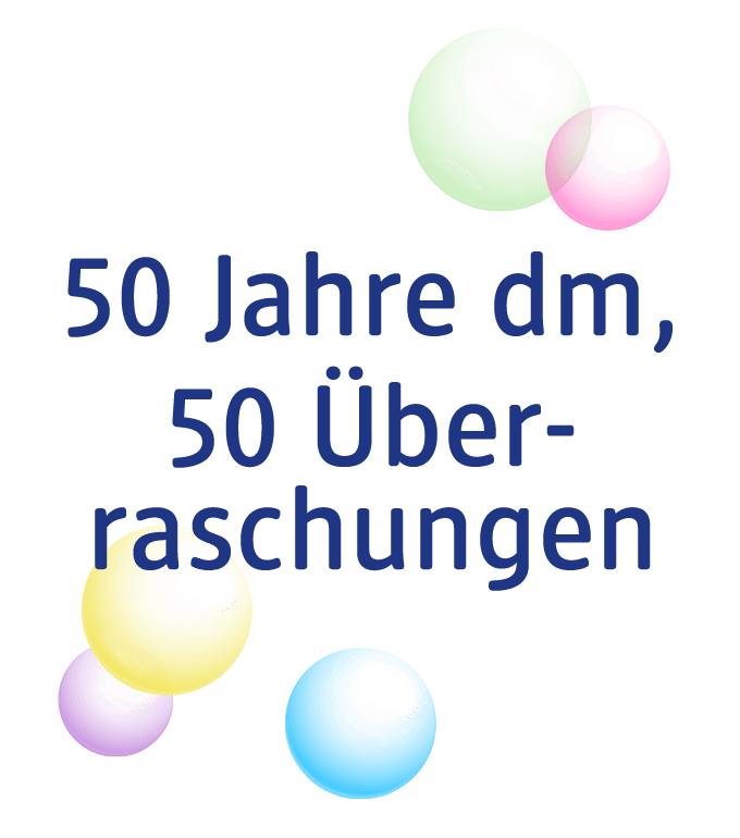 Text in blauer Schrift: 50 Jahre dm, 50 Überraschungen, umgeben von bunten Luftballons