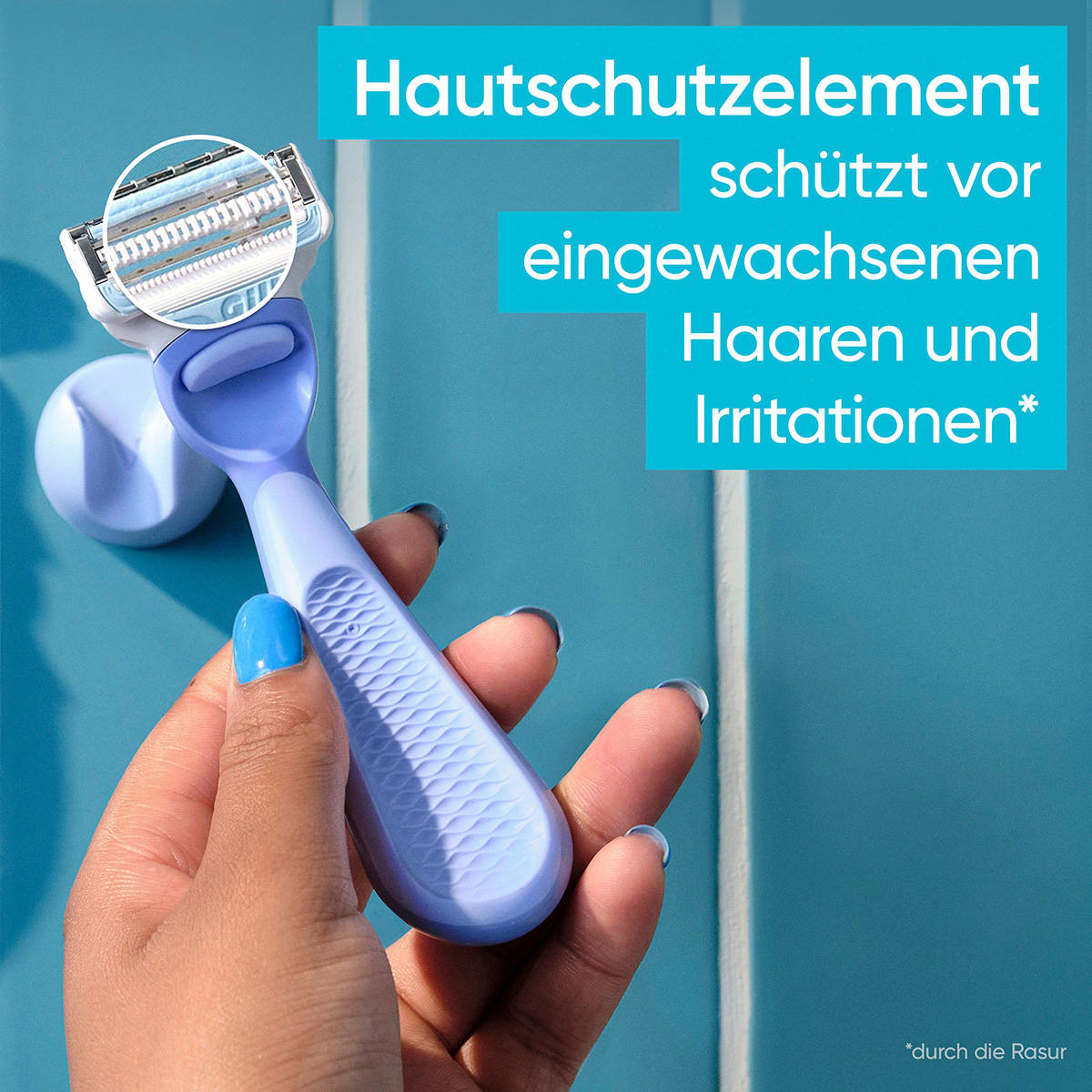 Hand hält hellblauen Rasierer mit ergonomischem Griff vor türkisfarbenem Hintergrund, Text: „schützt vor eingewachsenen Haaren und Irritationen“