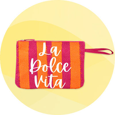 Rechteckige Stofftasche mit Reißverschluss und Schlaufe, rosa-orange senkrechte Streifen und weißer Schrift „La Dolce Vita“