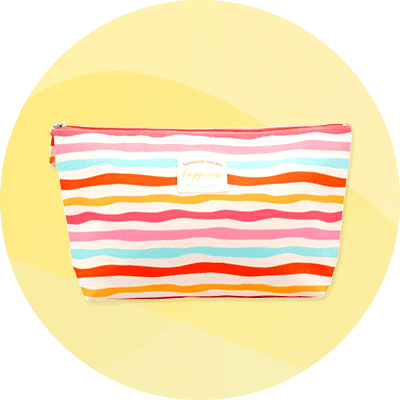 Kosmetiktasche mit bunten wellenförmigen Streifen in Rosa, Orange, Rot, Hellblau und Weiß und Reißverschluss oben, mittig ein kleines weißes Etikett mit textlicher Aufschrift
