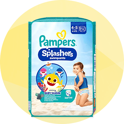 Packung Pampers Splashers Swimpants Größe 4–5 mit Baby Shark-Motiv und Foto eines knienden Kleinkinds am Strand, Hinweis „360° FIT“ und Gewichtsempfehlung 9–12 kg