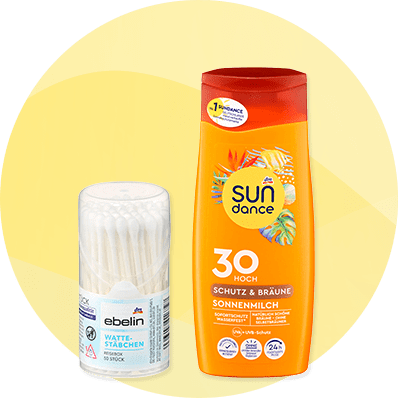 Eine orange Flasche Sundance Sonnenmilch LSF 30 neben einem durchsichtigen Becher mit weißen Ebelin Wattestäbchen
