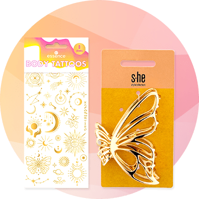 Zwei goldfarbene Beauty-Accessoires auf rosa-goldenem Hintergrund: links ein Blatt mit goldenen Körper-Tattoos mit Sonne, Mond, Sterne und Schmetterlingsmotiven, rechts eine goldene Schmetterlings-Haarklammer auf einer orangen Produktkarte