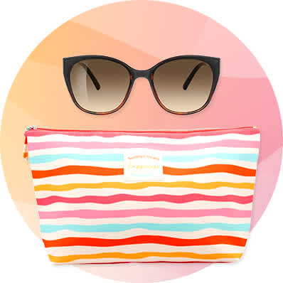 Schwarze Cat‑Eye‑Sonnenbrille mit braunen Verlaufsgläsern über einer gestreiften Kosmetiktasche in Weiß mit wellenförmigen Streifen in Rosa, Rot, Orange, Hellblau und Koralle und einem kleinen weißen Label in der Mitte