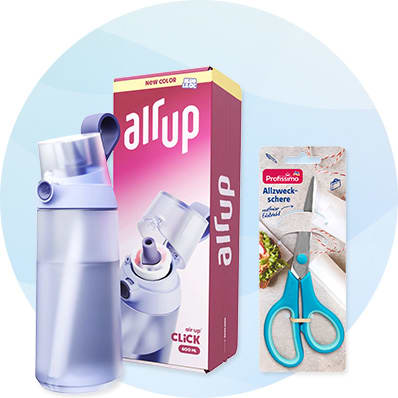 Eine hellviolette Trinkflasche mit Klapp-Verschluss links, mittig die rosa Verpackung für die Marke „airup“ mit Produktbild und Schriftzug, rechts verpackte türkisfarbene Allzweckschere von Profissimo