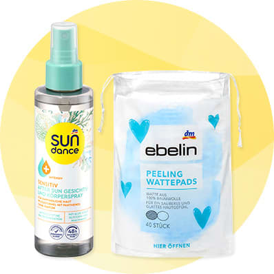 Zweier-Produktbild vor gelbem Kreis: links eine transparente Sprühflasche „sundance“ Sonnenschutz-Body- und Gesichtspray mit mintfarbenem Sprühkopf, rechts eine weiße Plastiktasche mit Zugband „ebelin Peeling Wattepads“ mit blauen Herzmotiven und Aufschrift „40 Stück“