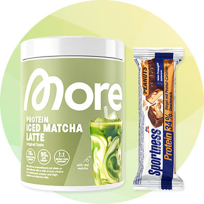 Grüner Behälter mit der Aufschrift „More Protein Iced Matcha Latte“ und einem Glas Matcha-Drink daneben ein weiß-blau verpackter Sportnuss-Riegel mit der Aufschrift „Protein 34%“