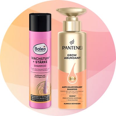 Zwei Shampoo-Flaschen vor pastellfarbenem Kreis: links rosa Balea „Wachstum + Stärke Shampoo“, rechts goldene Pantene „Grow Abundant Anti-Haarverlust Shampoo“ mit Pumpspender