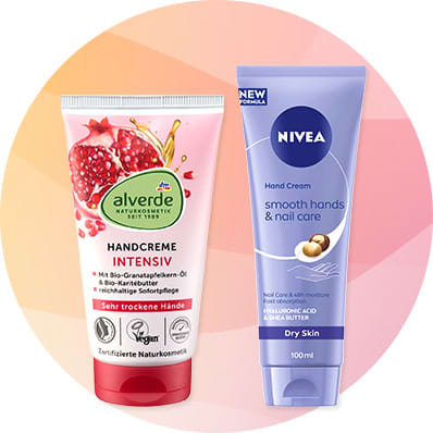 Zwei Handcreme-Tuben vor hellem rundem Verlaufs-Hintergrund: links rote Alverde „Handcreme Intensiv“ mit Granatapfelbild und Hinweis „Sehr trockene Hände“; rechts blaue Nivea „Hand Cream smooth hands & nail care“ 100 ml für trockene Haut