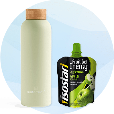 Beige Thermoflasche mit Holzdeckel links und rechts daneben eine schwarze-grün gestaltete Isostar Fruit Gel Energy Apfel-Tüte mit grünem Schraubverschluss und der Aufschrift „Apple Pomme“ sowie einem grünen Apfelmotiv