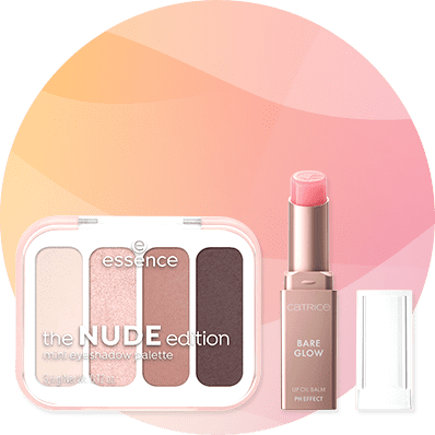 Eine kompakte Lidschatten-Palette the NUDE edition von essence mit vier Farbtönen von champagner bis dunklem Braun links und rechts daneben ein roséfarbener Lippenbalsam Catrice Bare Glow mit abgesetzter transparenter Kappe, vor sanftem rosa-orangen Farbverlauf Hintergrund