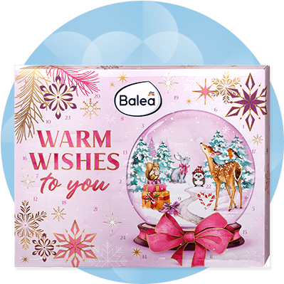 Rosa Adventskalender mit dem Balea-Logo, Schriftzug „WARM WISHES to you“, aufgedruckter Schneekugel-Motiv mit Tannen, Geschenken, einem Reh, Eule und Igel sowie goldenen Schneeflocken und einer großen rosa Schleife