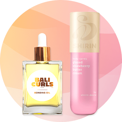 Links eine rechteckige Glasflasche mit goldener Tropfflasche und gelbem Inhalt, Etikett „BALI CURLS BONDING OIL“, rechts eine rosa Sprühdose mit goldener Kappe und Aufdruck „SHIRIN body spray glazed strawberry butter cream by shirin david“
