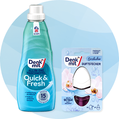 Eine türkisgrüne Flaschenpackung Denkmit All-in-One Waschmittel Quick & Fresh mit Aufschrift „15 min“ und dazu ein Denkmit Orchidee Duftstecker Starter-Set in weißer Verpackung mit Orchideenbild, Angabe „bis zu 90 Tage“