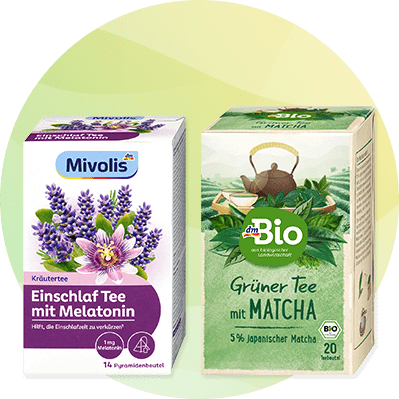 Zwei Tee-Packungen nebeneinander: links weiße Mivolis-Schachtel mit Lavendel- und Passionsblumenillustration und Aufschrift „Einschlaf Tee mit Melatonin, 14 Pyramidenteebeutel“, rechts grün-weißes dmBio-Paket mit Teekanne und Matcha-Blättern und Aufschrift „Grüner Tee mit Matcha, 5% japanischer Matcha, 20 Teebeutel“