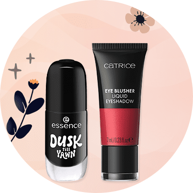 Drei Kosmetikprodukte vor hellem, kreisrundem Hintergrund: links eine schwarze Tube „Catrice Eye Blusher Liquid Eyeshadow“ mit rotem Farbfeld, Mitte eine offene schwarze Nagellackflasche „essence Dusk till Dawn“ mit sichtbarem Pinselstiel, rechts der abgesetzte schwarze Nagellackdeckel mit Pinselspitze sichtbar