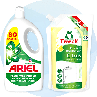 Links eine weiße 3‑Liter-Ariel-Waschmittelflasche mit rotem Schriftzug „ARIEL“, gelbem Kreis „80 WÄSCHEN“ und grünem Band, rechts ein weißes Nachfüllbeutel Frosch Dusch‑ & Bad‑Reiniger Citrus mit grünem Froschlogo und Abbildung einer Dusche